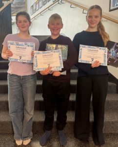 Sigurvegari keppninnar í ár var Jón Heiðar Grétarsson úr Sunnulækjarskóla, í öðru sæti var Katla Margrét Ægisdóttir úr Stekkjaskóla og í þriðja sæti var Vigdís Birta Veigarsdóttir einnig úr Stekkjaskóla. Sigurvegararnir fengu að launum glæsilegar bókagjafir sem Bragi Bjarnason bæjarstjóri afhenti.